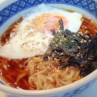 目玉焼きと刻み海苔の醤油ラーメン